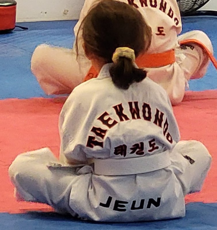 Alumna infantil con el dobok de la Escuela de Taekwondo Jeun de Jaén