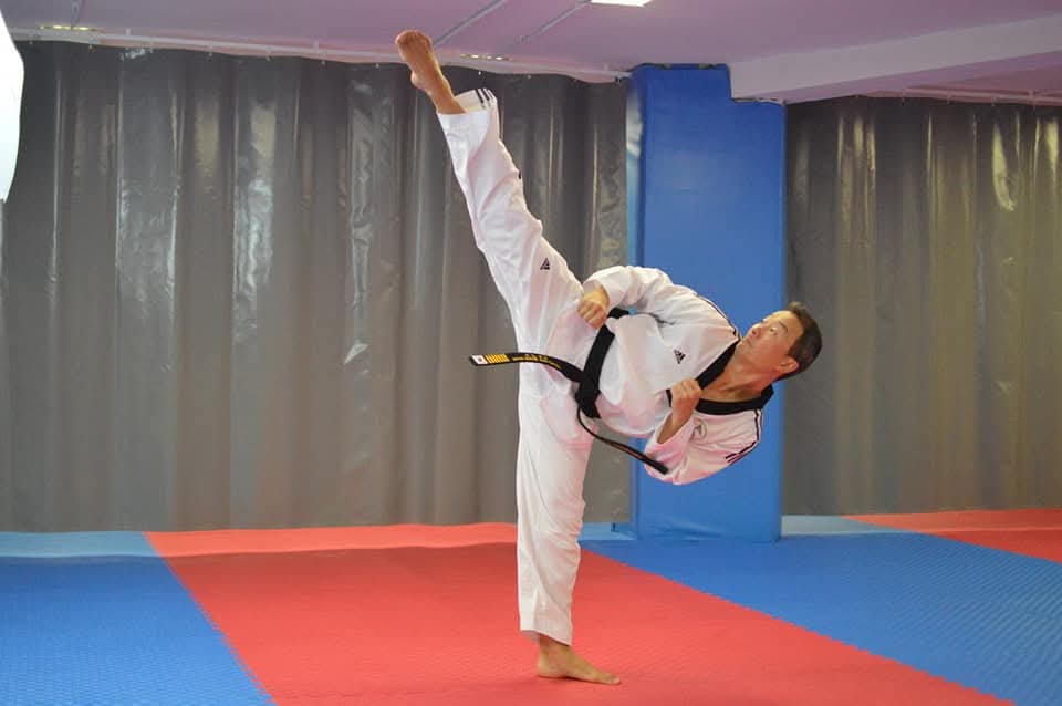 El maestro Yong-ho Jeun Kim, 8º Dan, ejecutando una patada de Taekwondo