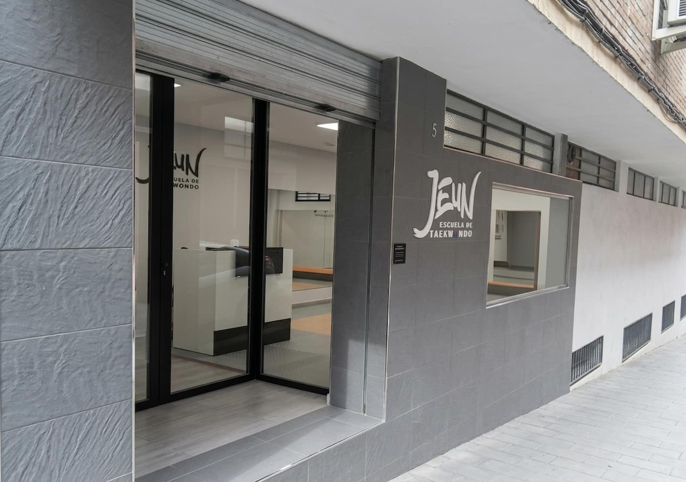 Así es nuestra entrada, en Calle Dr. Luzón, 5 Entrada de la Escuela de Taekwondo Jeun en Calle Dr. Luzón 5, Jaén